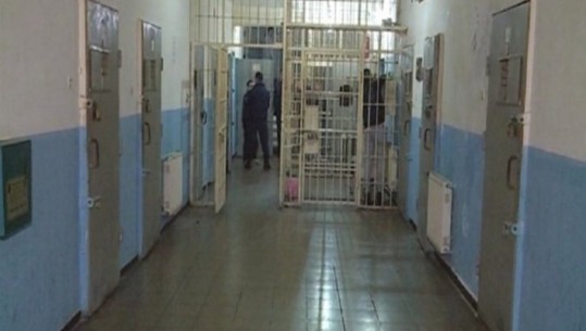 Drejtoria e Burgjeve kontrolle të befasishme në burgun e Rrogozhinës e Reçit! Si të burgosurit kishin modifikuar nga orë te android në kuti kartoni për të komunikuar 
