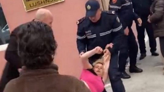 VIDEO/ Skandali, gruaja tenton të futet brenda në komisariat për të shkuar te biri i arrestuar, policët e nxjerrin zvarrë jashtë! Pezullohen nga detyra dy efektivët