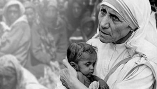 Më 14 shkurt 1990 Nënë Tereza mori nënshtetësinë shqiptare