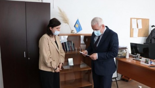 Ministri Xhelal Sveçla jep lejeqëndrimet e para me afat 5 vjeçar për shtetasit e Shqipërisë