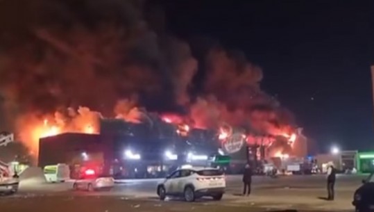 Zjarr në një qendër tregtare në Kosovë! Momenti kur flakët ‘gllabërojnë’ godinën (VIDEO)