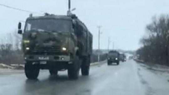 Qytetarët ukrainas filmojnë tanket: Janë shumë pranë kufirit (VIDEO)