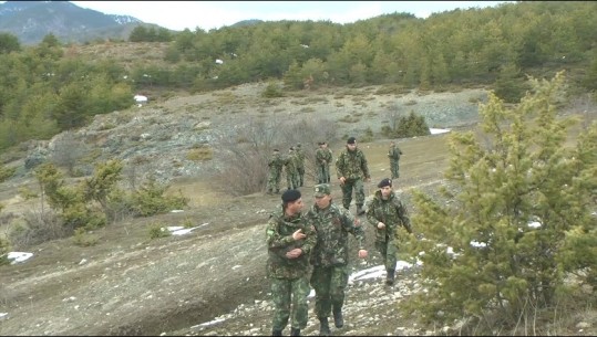Mes terrenit të vështirë e zvarritjeve në natyre, Forcat Tokësore Ushtarake zhvillojnë stërvitje në zonat malore në Korçë (VIDEO)