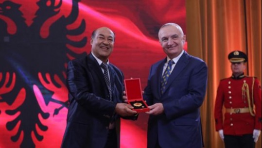 Meta vlerëson me Dekoratën 'Nderi i Kombit' këngëtarin Bujar Qamili: Simboli i këngës popullore shqiptare