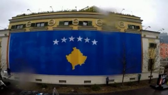 VIDEO / Bashkia e Tiranës mbulohet nga flamuri i Kosovës, Veliaj: Dashni nga Tirana