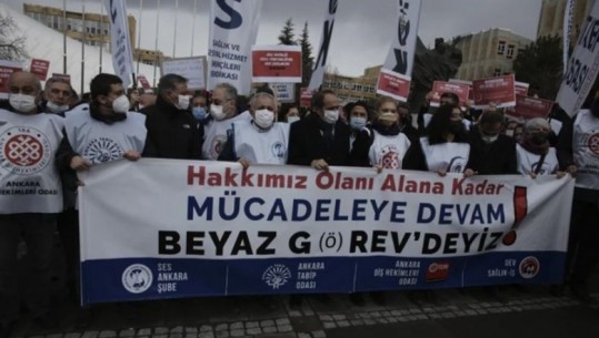 Mjekët turq në grevë për paga dhe kushte më të mira! Sindikata: S'mund të punojmë nën kushtet çnjerëzore! Orare të gjata dhe dhunë nga pacientët