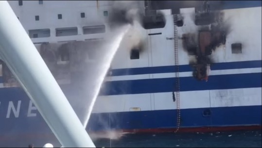 VIDEO/ Djegia e tragetit në Korfuz, dy anijet të Forcës Detare shqiptare në vendngjarje për shuarjen e flakëve! Ministri i Mbrojtjes: Operacioni po kryhet në ujërat tona territorial