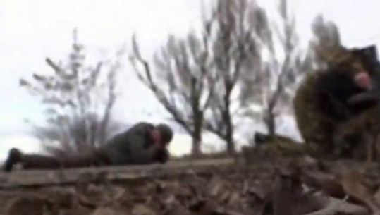 Tensionet mes Rusisë dhe Ukrainës, VIDEO nga momenti kur ministri ukrainas shtrihet në tokë për t’u shpëtuar sulmeve
