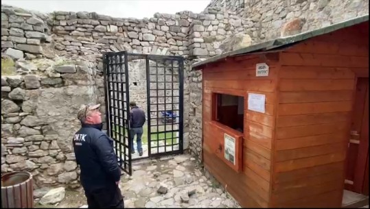 E përdornin oborrin për të luajtur me top, shoqërohen 4 të mitur që dëmtuan muret e kalasë së Lezhës