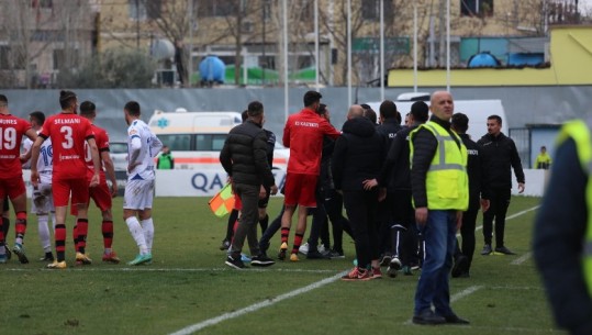 U godit me gurë nga tifozët e Kastriotit, futbollisti i Tiranës me 4 të qepura në kokë! Shehi: Krutanët ishin agresiv!