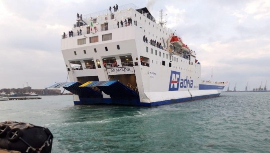 Situata nga moti i keq, Autoriteti Portual i Durrësit njofton pasagjerët: Dy tragete do të nisen tre orë më herët! Nesër mbyllet përkohësisht porti i Barit