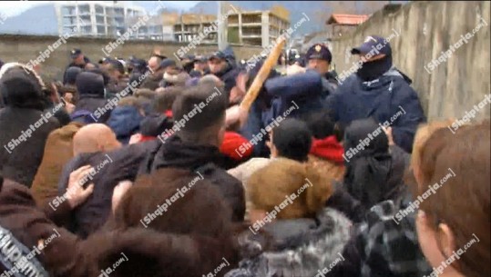 Përplasje tek ‘5 Maji’, banorët sulmojnë policinë me shkopinj (VIDEO)