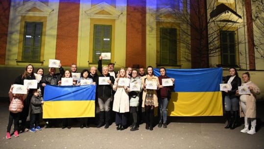 Bashkia e Tiranës ndriçohet me ngjyrat e flamurit ukrainas, Veliaj: Solidarizohemi me të drejtën e tyre për të jetuar të lirë