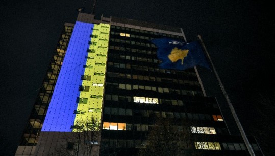 Ndërtesa e qeverisë së Kosovës ndriçohet me flamurin e Ukrainës, Albin Kurti: Pavarësisht sa të errëta janë kohët, historia favorizon të drejtët