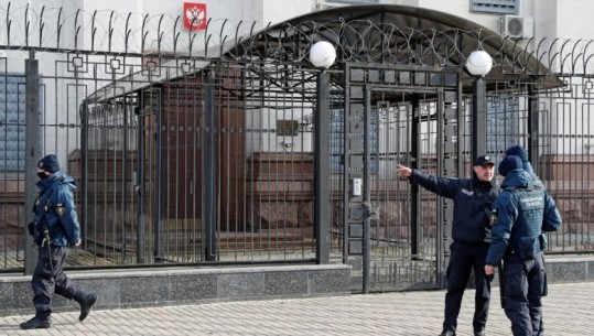 Rusia largon ambasadorët nga Ukraina