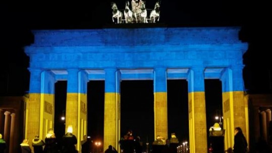 Parisi dhe Berlini ‘vishen’ me ngjyrat e flamurit ukrainas, shenjë miqësie dhe solidariteti 