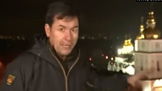 Po raportonte live nga Kievi, ja momenti kur gazetari dëgjon shpërthimet në kryeqytetin ukrainas! Momenti kur vesh jelekun anti-plumb