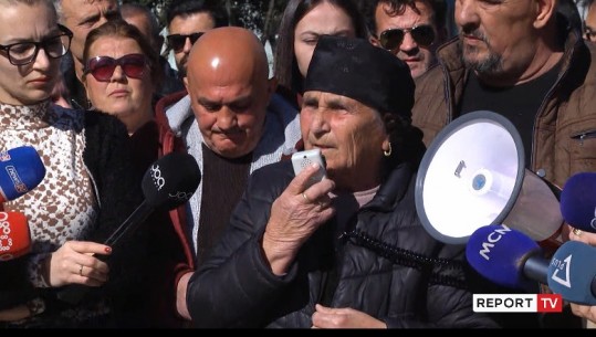 Banorët e 4 zonave në Tiranë protestojnë sërish para Kuvendit! Nënë Liza i bën thirrje gjykatës: Lironi fëmijët tanë nga burgu