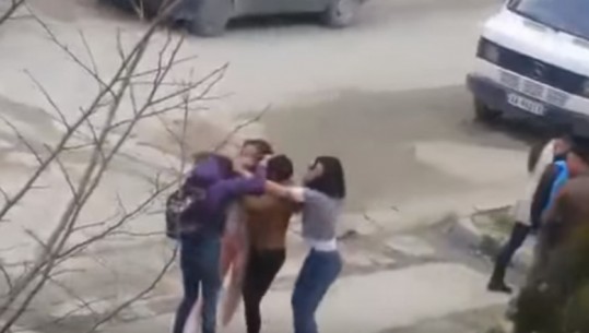 Plagosën me thikë tre vajza pas një sherri, arrestohen dy të reja në Tiranë