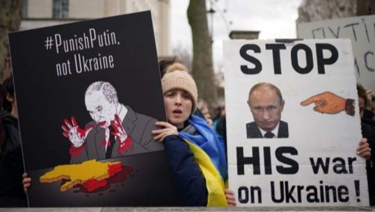 ‘Stop Putin, ndalo luftën’, qindra qytetarë në Britaninë e Madhe protestojnë në mbështetje të Ukrainës
