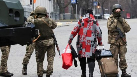 FOTO/ Pushtimi rus, panik dhe pasiguri në rrugët e Ukrainës