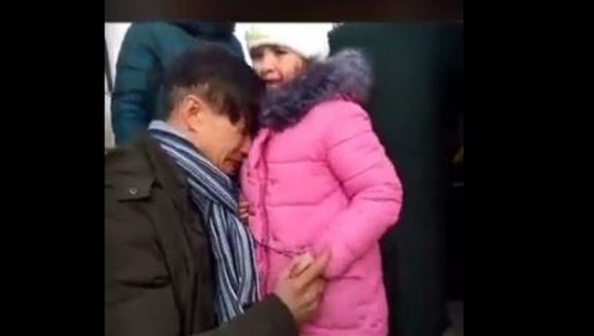 Video emocionuese, babai ukrainas puth për herë të fundit vajzën e vogël përpara se të niset drejt një vendi të sigurt! Qajnë pa pushim, rritet frika 