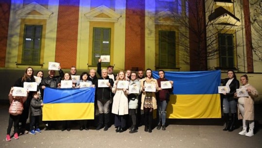 Tirana solidarizohet me Ukrainën, Veliaj poston foto të qytetarëve ukrainas në Shqipëri: Solidarizohemi me të drejtën e tyre për të qenë të lirë