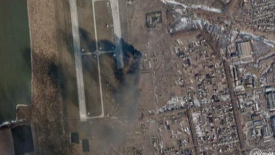 Imazhi satelitor kap sulmin në bazën ajrore në Ukrainë