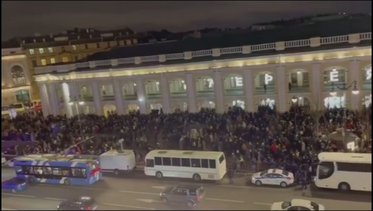 VIDEO/ Rusia pushton Ukrainë, rusët protesta në Moskë dhe Petersburg kundër bombardimeve