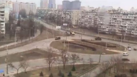 Forcat ruse futen në Kiev, dalin video të tankeve ruse që kalojnë nëpër kryeqytetin e Ukrainës