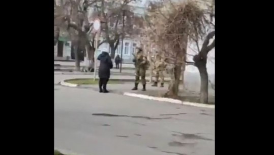 Gruaja nga Ukraina i hakërrehet ushtarit rus: Merri këto farat e lulediellit futi në xhep, që të lulëzojnë kur ti të vdesësh