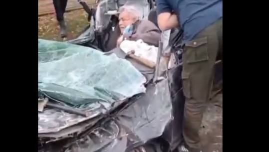 VIDEO/ I moshuari ukrainas shpëton mrekullisht pasi makina e tij u shtyp nga tanku rus