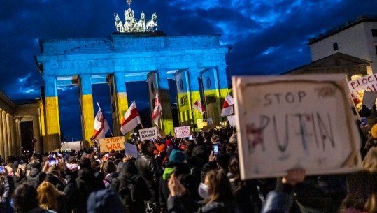 Gjermania kundërshtoi përjashtimin e Rusisë nga SWIFT, ligjvënësit gjermanë kritikojnë kancelarin Scholz