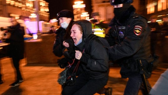 Protestat kundër luftës/ Kremlini pas mijëra arrestimeve: Nuk kanë të drejtë të organizohen pa leje