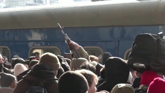 Të shtëna me armë në stacionin hekurudhor të Kievit të mbushur me njerëz