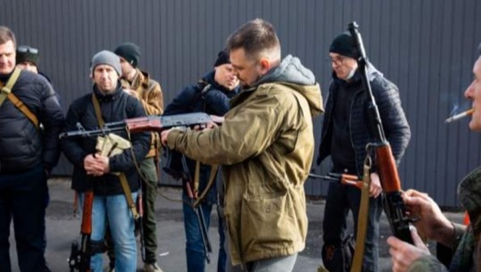 Gazetarja në Ukrainë për Report Tv: Kamionët e ushtrisë po armatosin qytetarët në Kiev