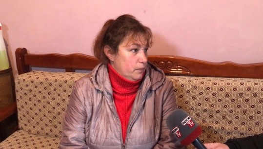 E divorcuar, 42-vjeçarja mbetet në rrugë me 2 fëmijë, apel Bashkisë Elbasan: Më strehoni, jam sëmurë, pa shtëpi e me borxhe