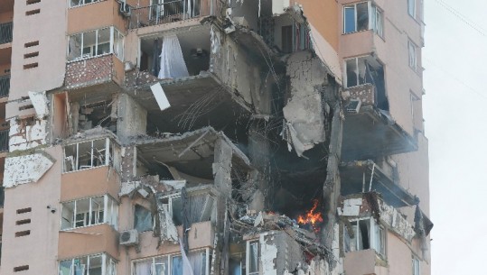 Bombardohet pallati në Kiev, Rusia lëshoi ​​raketa gjatë natës, por pretendon se nuk synonte banorët