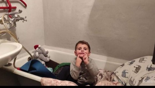 Bambardime në Kiev, banorja me djalin e vogël strehohet në banjo: Vetëm aty mund të jemi të sigurt