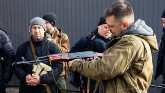 Qytetarët në Ukrainë i përgjigjen thirrjes për luftë të presidenti, marrin armët