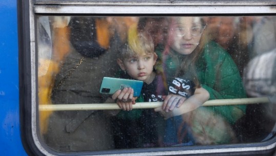 Lufta në Ukrainë, më shumë se 100 mijë banorë kanë kaluar kufirin në Poloni