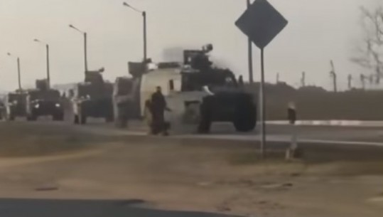 VIDEO/ Ukrainasi tenton të ndalojë me trup tanket ruse