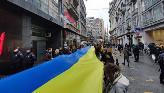 Edhe në Serbi kundër Putinit: Është çmendur! Flamuri ukrainas mbulon Beogradin