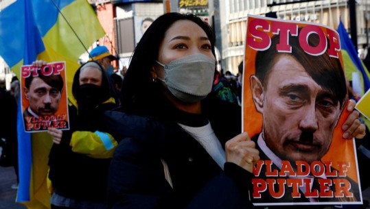  ‘Ndaloni Vladolf Putler’, njerëzit pushtojnë rrugët e të gjithë botës dhe ngrihen kundër luftës në Ukrainë