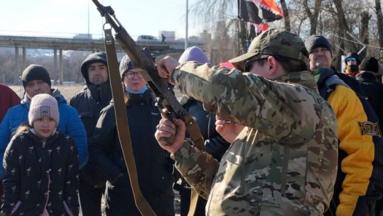 Ukraina nuk është vetëm, perëndimi nis armët drejt Kievit