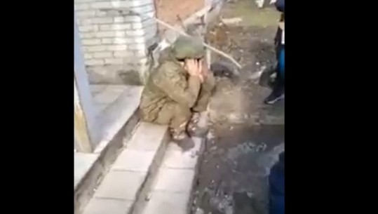 Ushtari rus shpërthen në lot, ‘dorëzohet’ para syve të trembur të fëmijëve ukrainas 