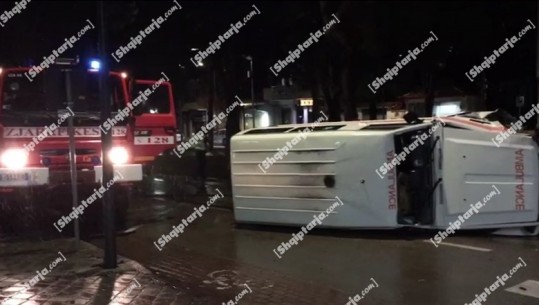 Ambulanca përplaset me pemën, përmbyset në mes të rrugës në Korçë (VIDEO)