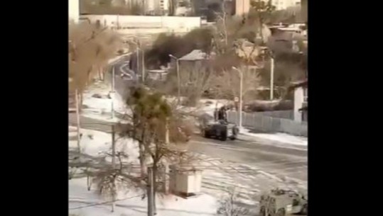 Rusia pushton qytetin e Nova Kakhovka në Ukrainë! Luftime në rrugët e Kharkiv! Momenti kur sulmohet një depo nafte, frikë për tymra toksikë (VIDEO)