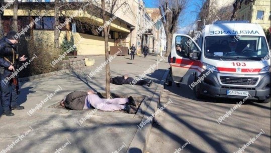 FOTOLAJM/ Të shtrirë në tokë me duart pas shpine, arrestohen në Ukrainë diversantët e liderit të Çeçenisë
