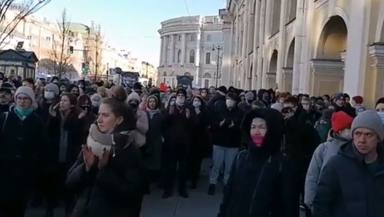 Bjellorusi, qindra protestues kundër luftës në Ukrainë, momenti kur qytetarët përplasen me policinë (VIDEO)